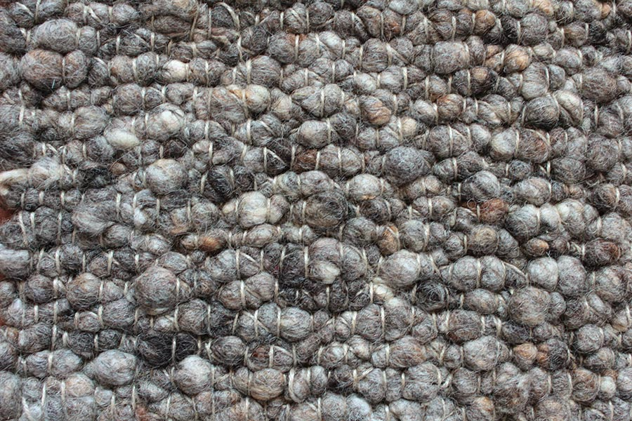 Eine Nahaufnahme eines Steinhaufens auf dem Boden.