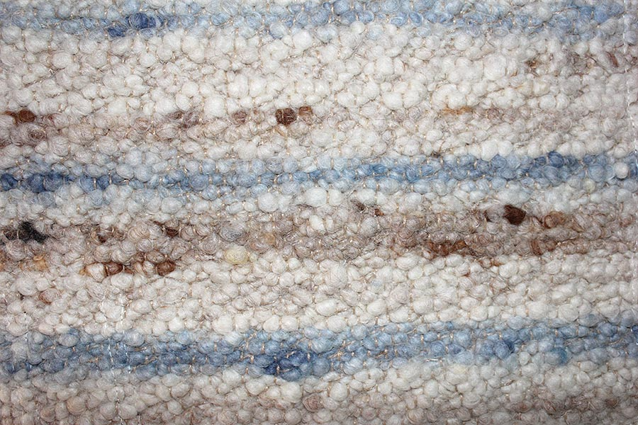 Eine Nahaufnahme eines Teppichs mit einem blau-weißen Muster