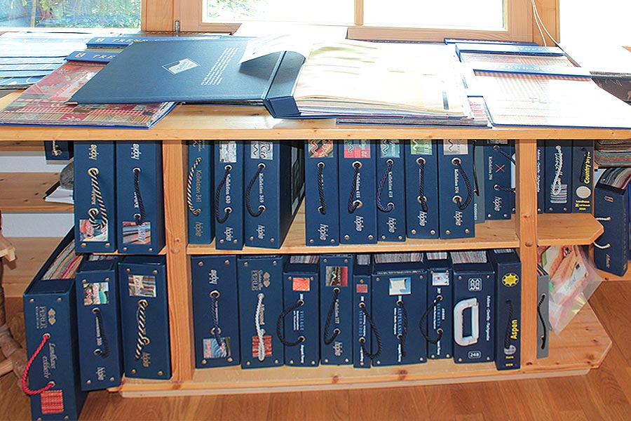 Ein Holzregal voller Ordner, darunter einer mit der Nummer 0 darauf