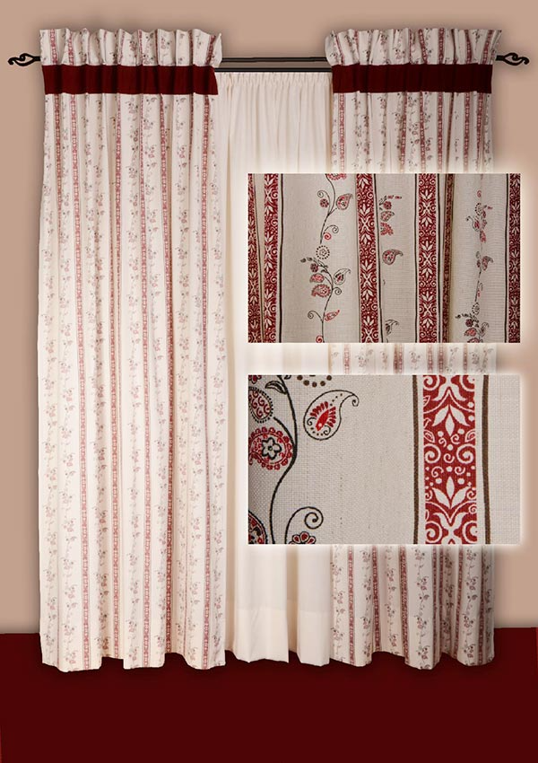 Ein Paar Vorhänge mit Blumenmuster