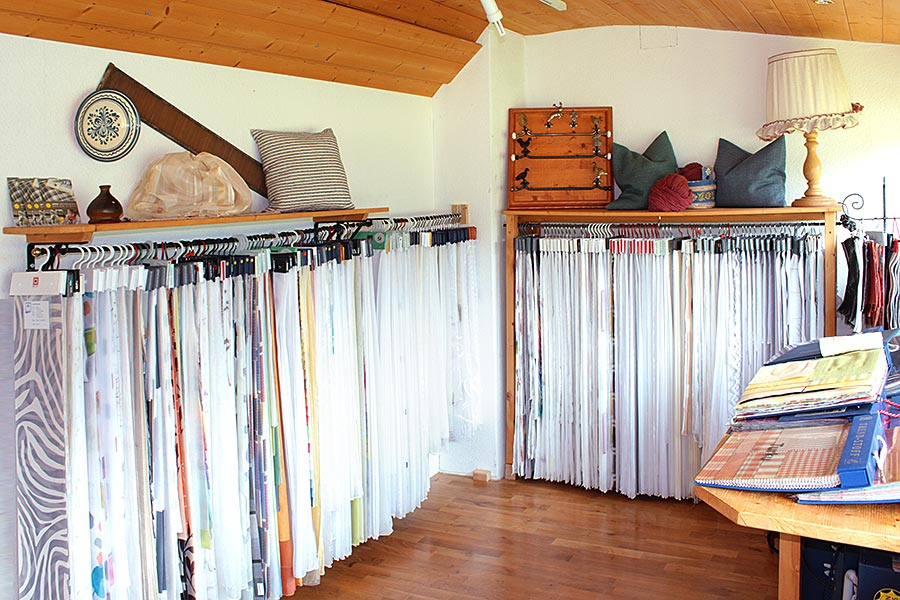 Ein Raum mit vielen Vorhängen an der Wand