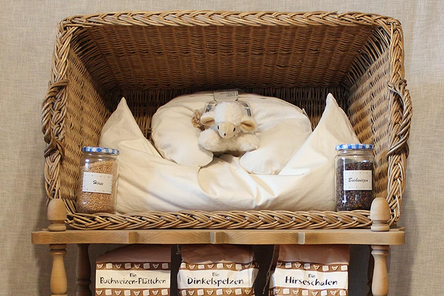 Ein Weidenkorb mit einem Stofftier darin