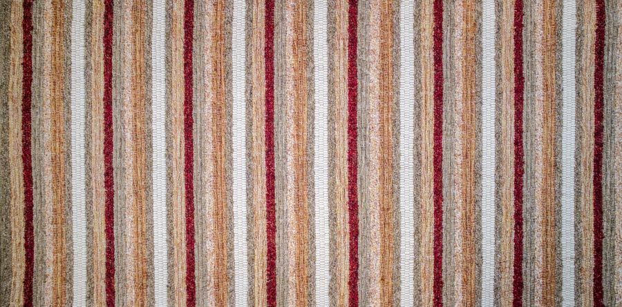 Eine Nahaufnahme eines gestreiften Stoffes mit roten und weißen Streifen.