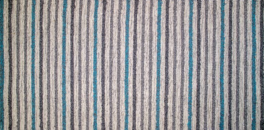 Eine Nahaufnahme eines grau und blau gestreiften Stoffes.