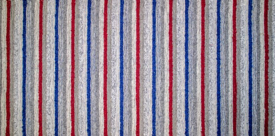 Eine Nahaufnahme eines rot-weiß-blau gestreiften Stoffes.