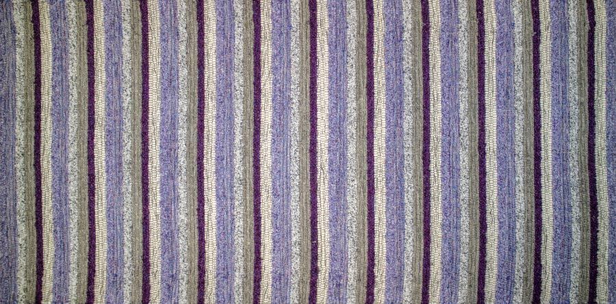 Eine Nahaufnahme eines lila-weiß gestreiften Stoffes.