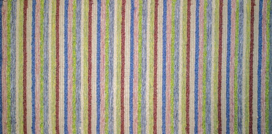 Eine Nahaufnahme eines bunt gestreiften Stoffes.