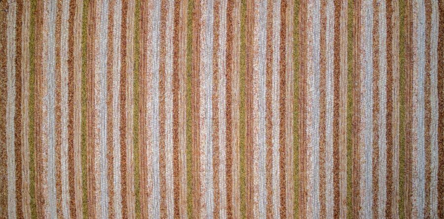 Eine Nahaufnahme eines braun-weiß gestreiften Stoffes.