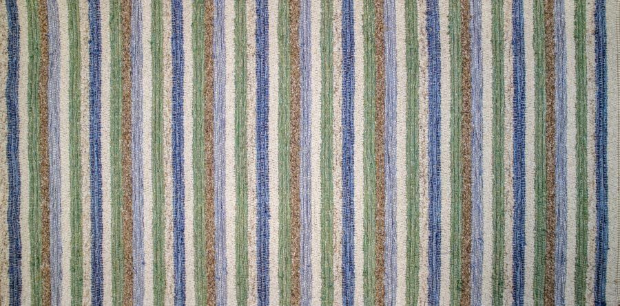 Eine Nahaufnahme eines gestreiften Stoffes mit blauen, grünen und braunen Streifen.