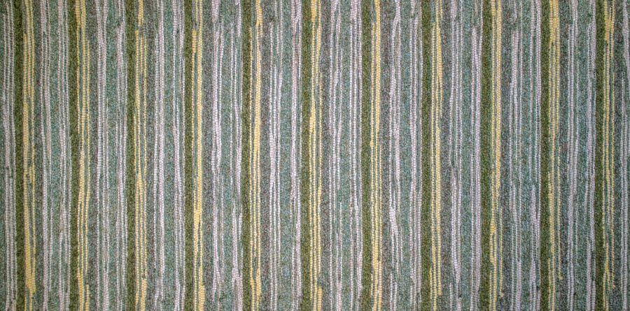 Eine Nahaufnahme eines grau und gold gestreiften Stoffes.