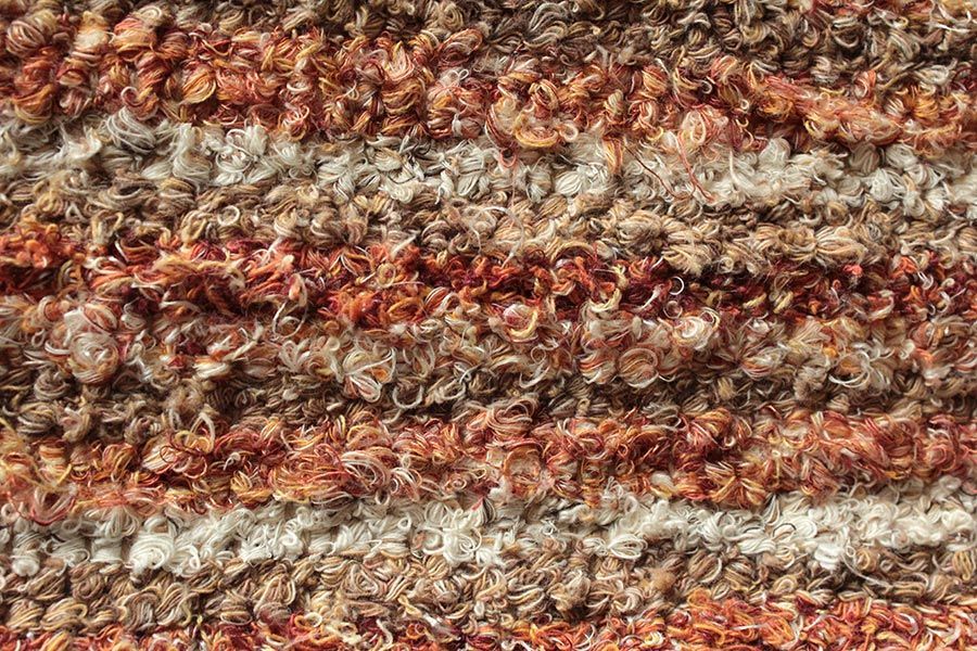Eine Nahaufnahme einer braun-weißen Teppichstruktur.