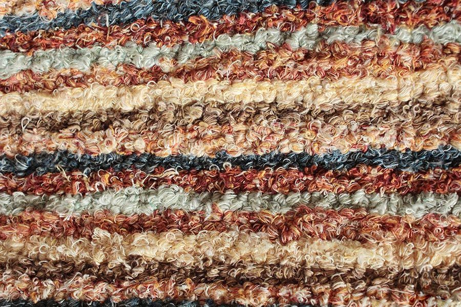 Eine Nahaufnahme eines Teppichs mit Streifenmuster.