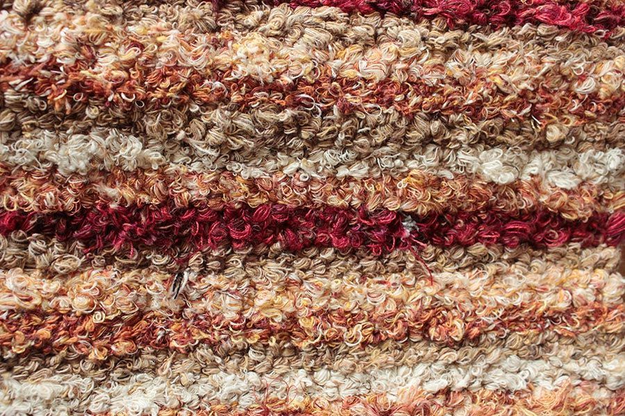 Eine Nahaufnahme eines Teppichs mit Streifenmuster.