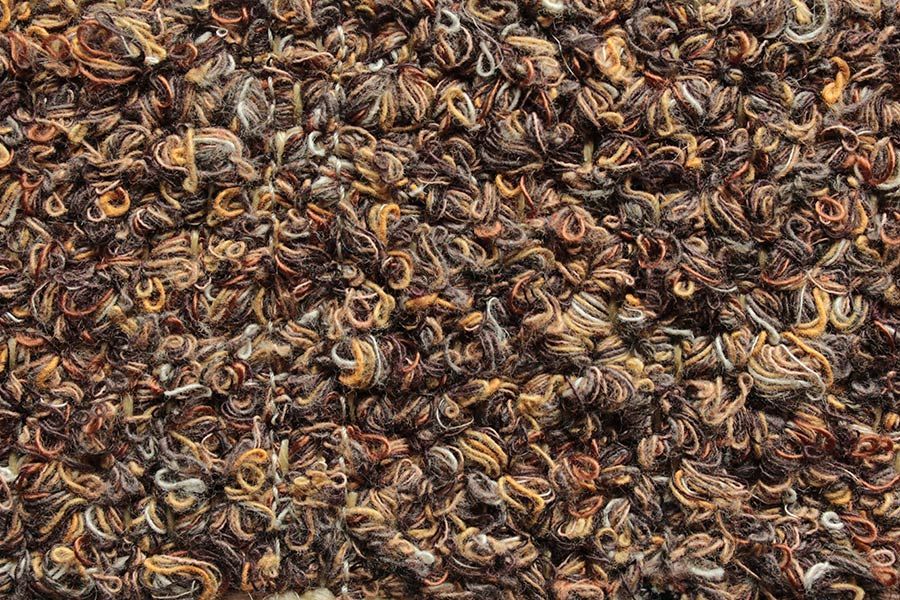 Eine Nahaufnahme eines Stapels getrockneter Teeblätter.