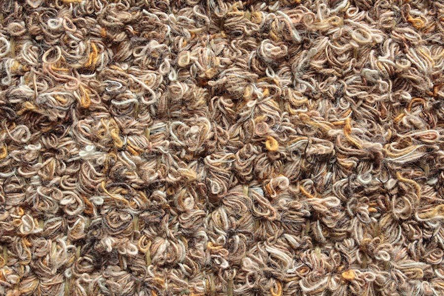 Eine Nahaufnahme eines Haufens brauner Wolle.