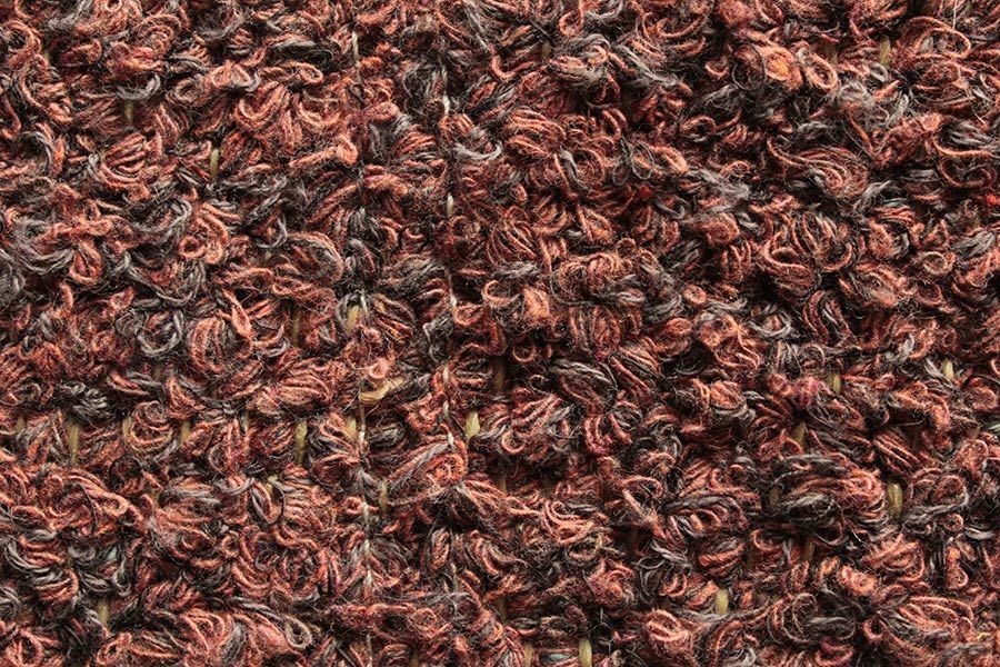Eine Nahaufnahme einer braun-schwarzen Teppichstruktur.