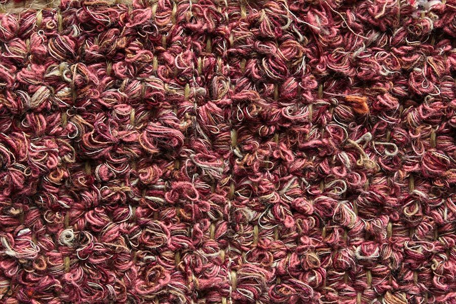 Eine Nahaufnahme eines Haufens roter Bohnen auf einem Tisch.