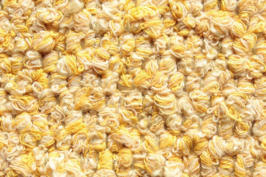 Eine Nahaufnahme eines Stapels aus gelbem und weißem Garn.