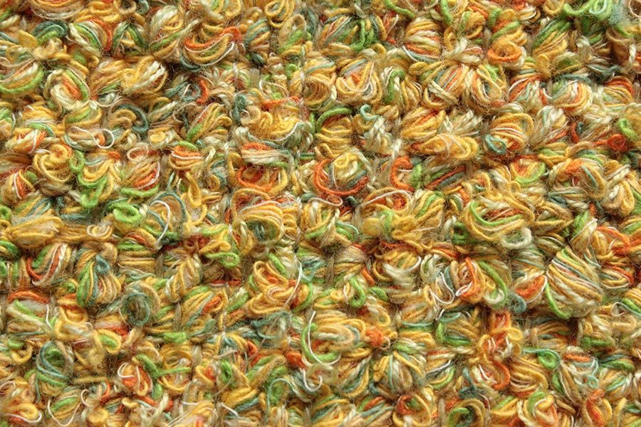 Eine Nahaufnahme eines Haufens bunter Nudeln.