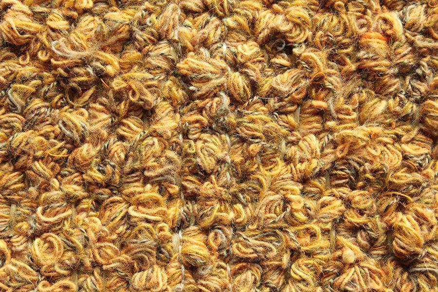 Eine Nahaufnahme eines Stapels gelben Garns.