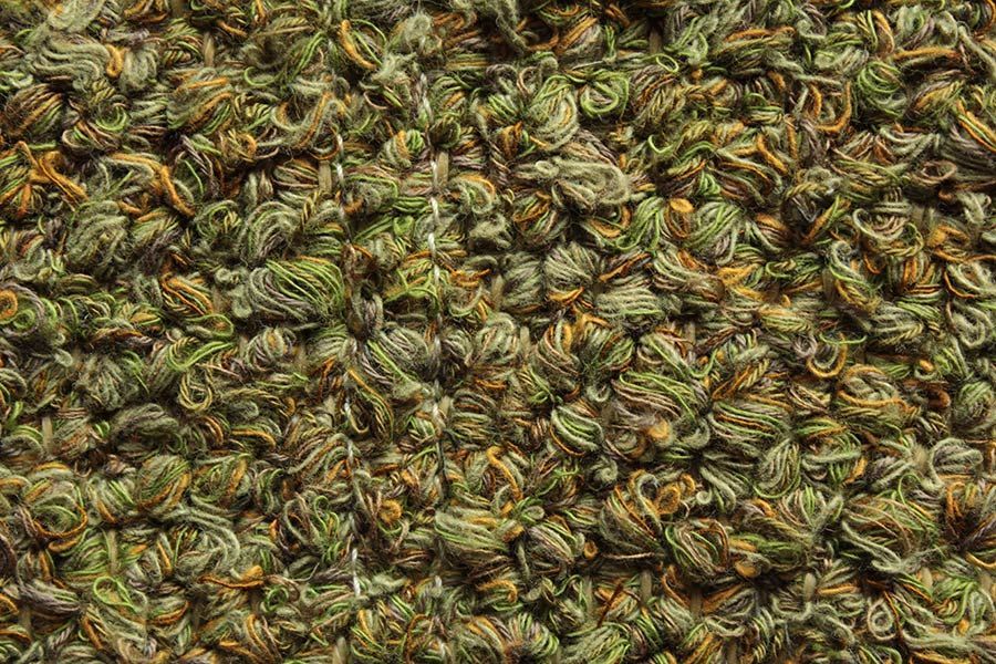 Eine Nahaufnahme eines Stapels grüner Teeblätter.