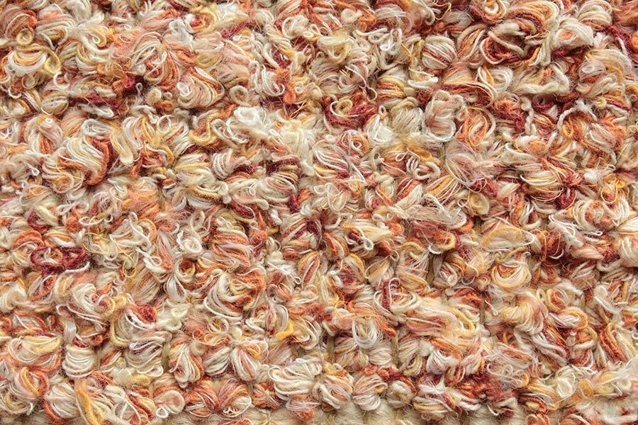 Eine Nahaufnahme eines Haufens Nudeln auf einem Tisch.