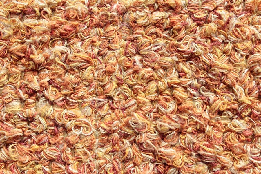 Eine Nahaufnahme eines Haufens Nudeln auf einem Tisch.