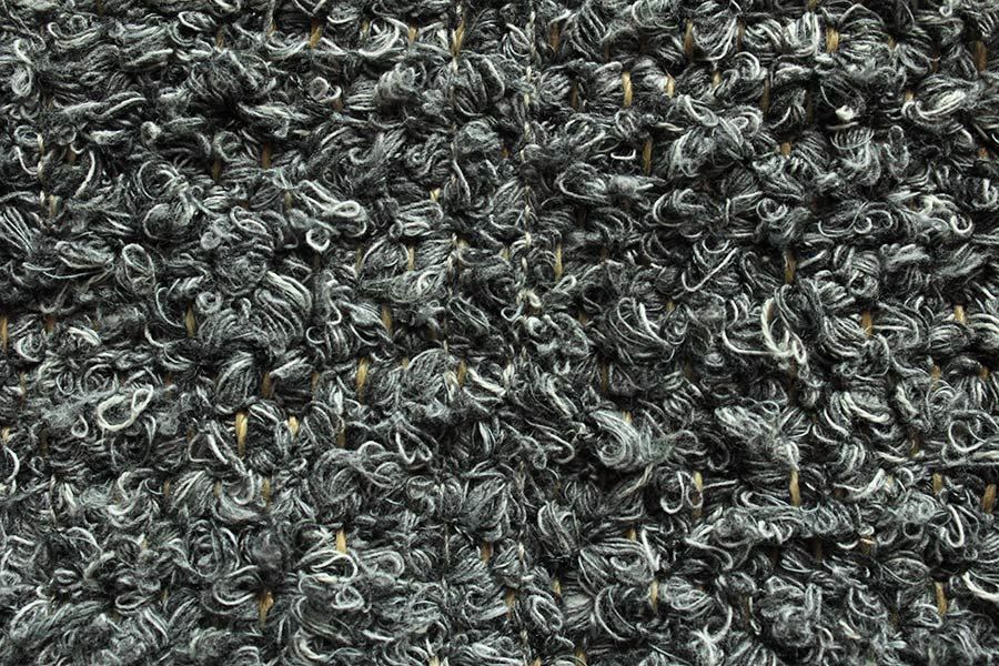 Eine Nahaufnahme eines Stapels schwarzen Teppichs.