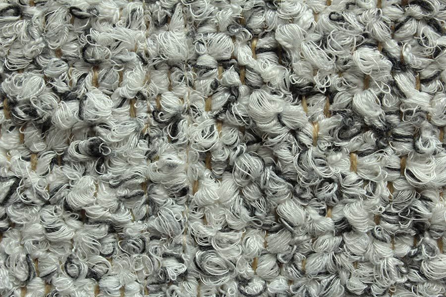 Eine Nahaufnahme eines Garnstapels auf einem Tisch.