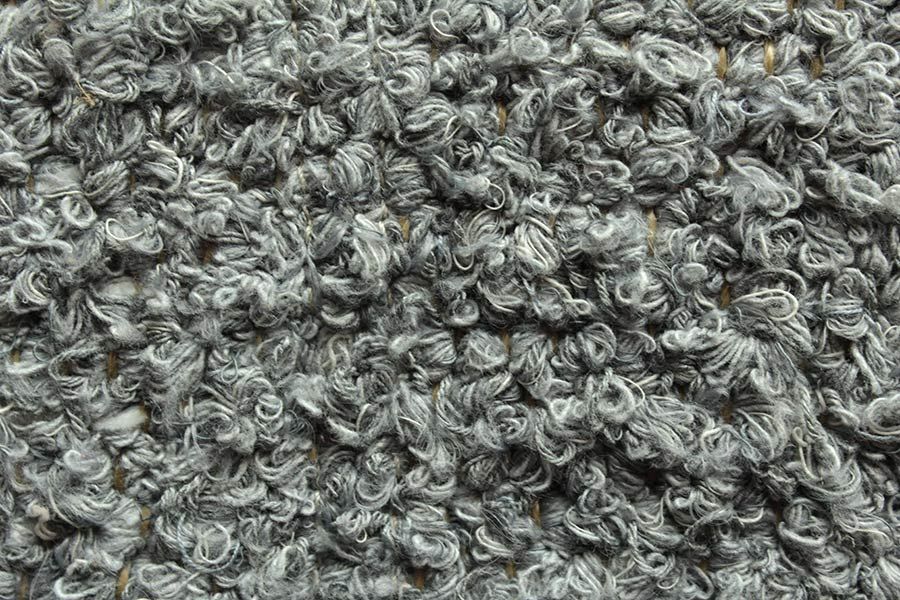 Eine Nahaufnahme einer grauen Teppichstruktur.