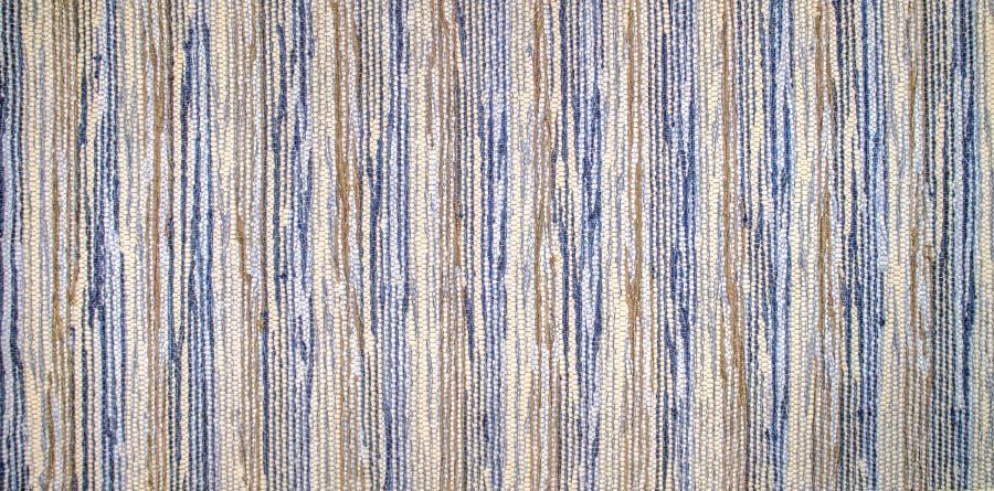 Eine Nahaufnahme eines blau-weiß gestreiften Teppichs.