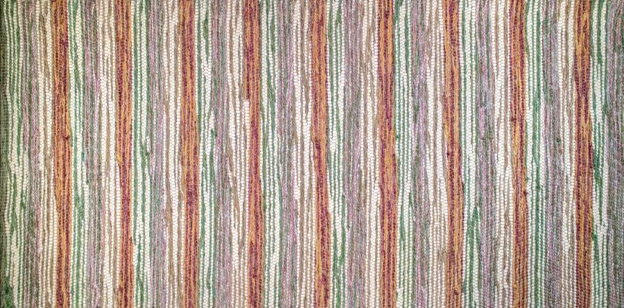 Eine Nahaufnahme eines bunt gestreiften Teppichs.