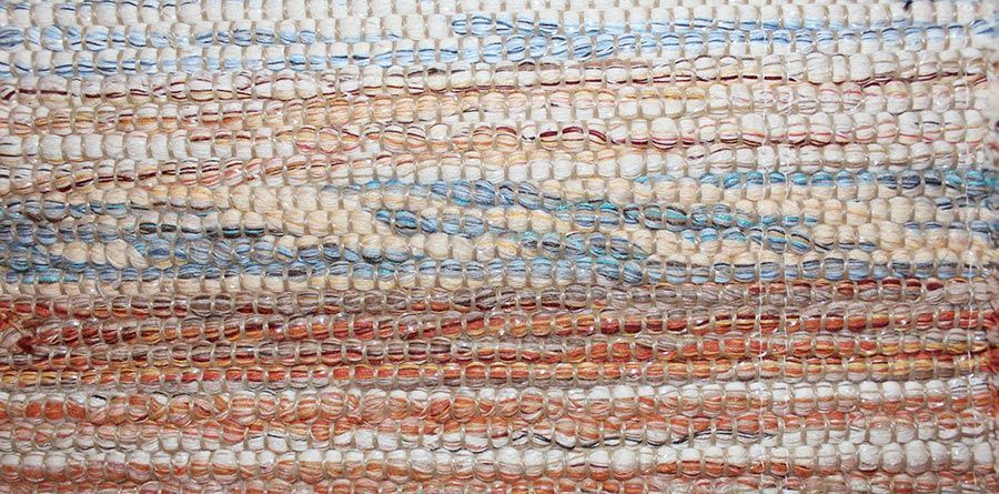 Eine Nahaufnahme eines Teppichs mit Streifenmuster.