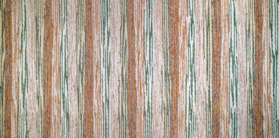 Eine Nahaufnahme einer Holzwand mit Streifenmuster.