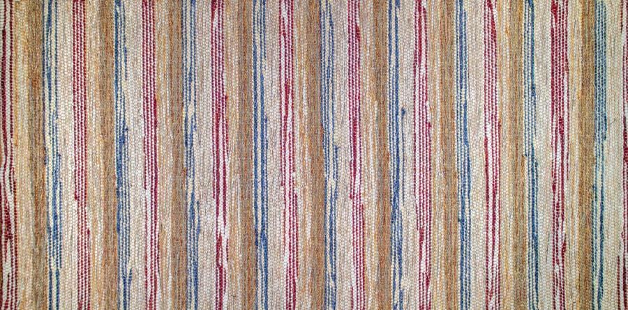 Eine Nahaufnahme eines bunt gestreiften Teppichs.