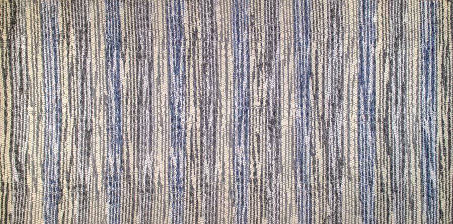 Eine Nahaufnahme eines blau-weiß gestreiften Teppichs.