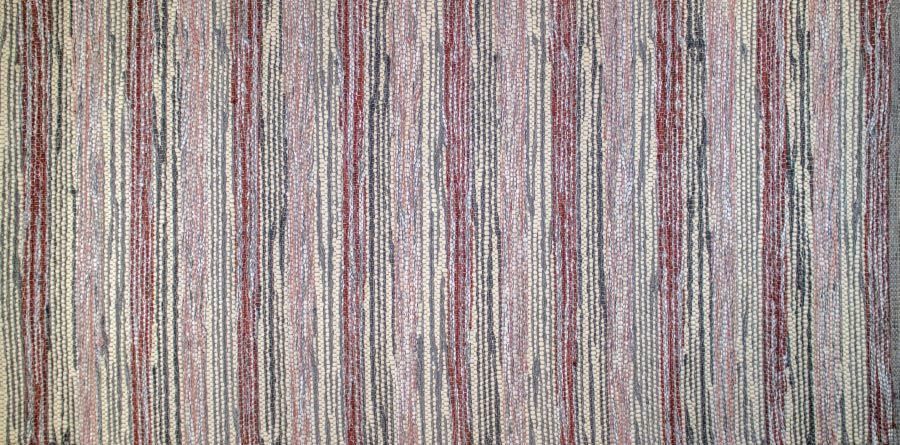 Eine Nahaufnahme eines Teppichs mit einem Streifenmuster.