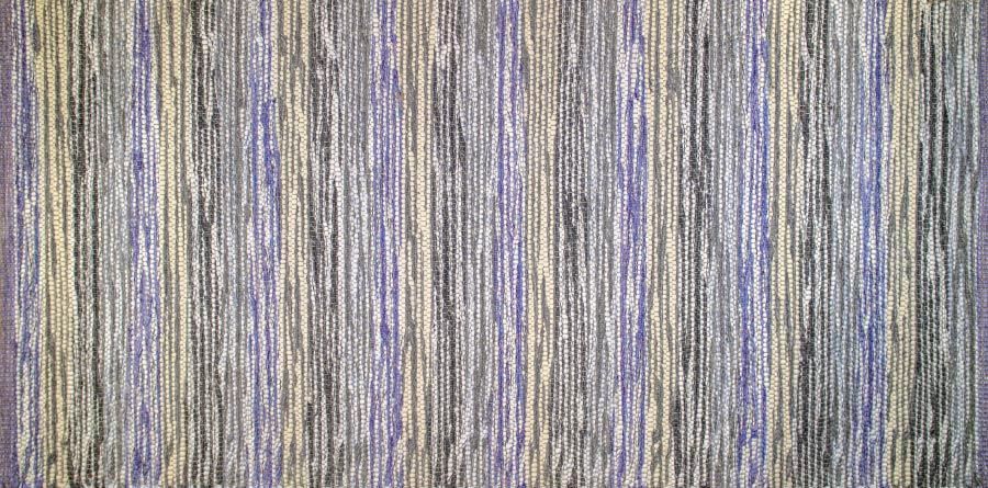 Eine Nahaufnahme eines lila und gelb gestreiften Teppichs.