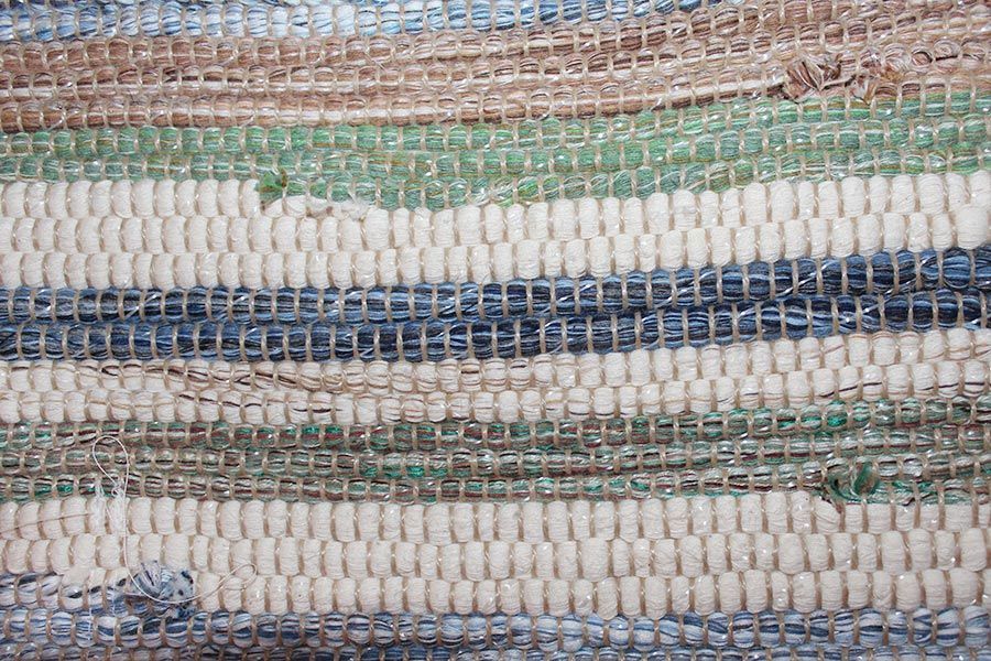 Eine Nahaufnahme eines bunten Teppichs mit Streifenmuster.