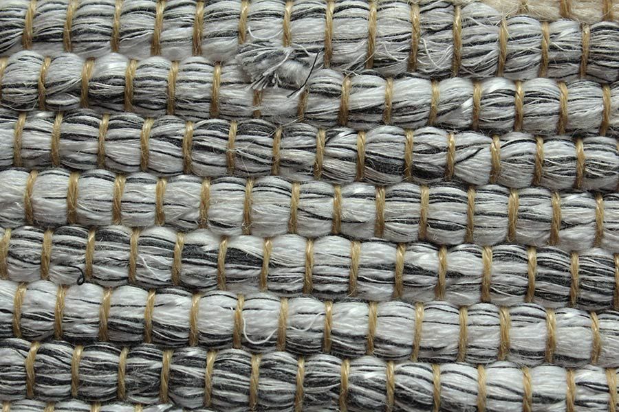 Eine Nahaufnahme eines Teppichs mit Streifenmuster