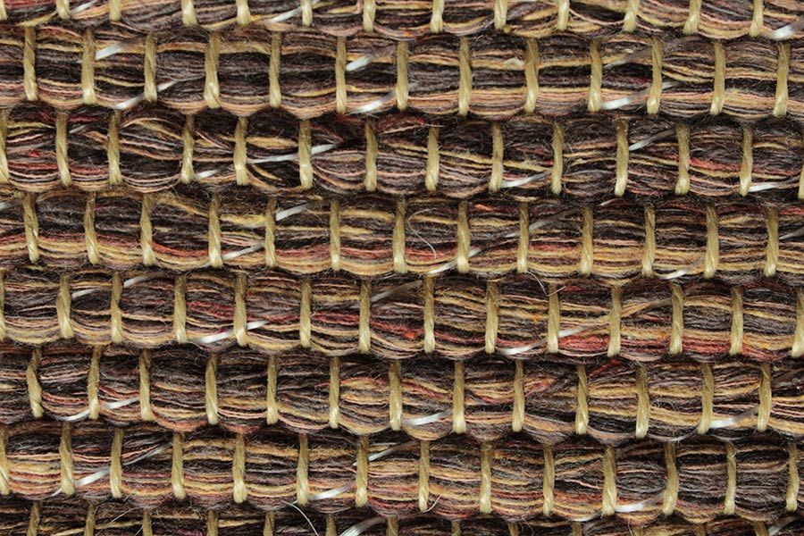 Eine Nahaufnahme eines Korbteppichs mit Korbmuster.