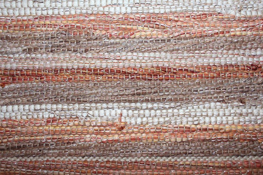 Eine Nahaufnahme eines Teppichs mit Streifenmuster.