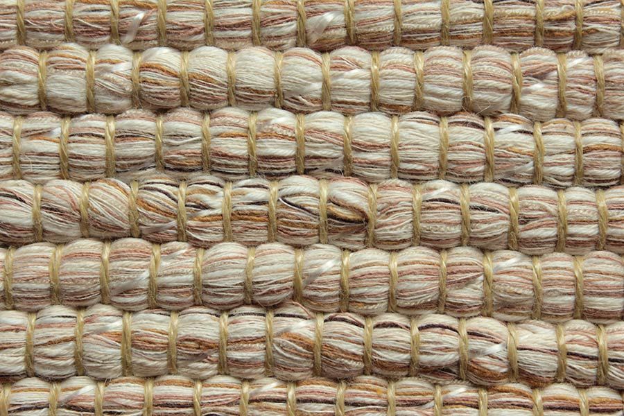 Eine Nahaufnahme eines Teppichs mit Streifenmuster.