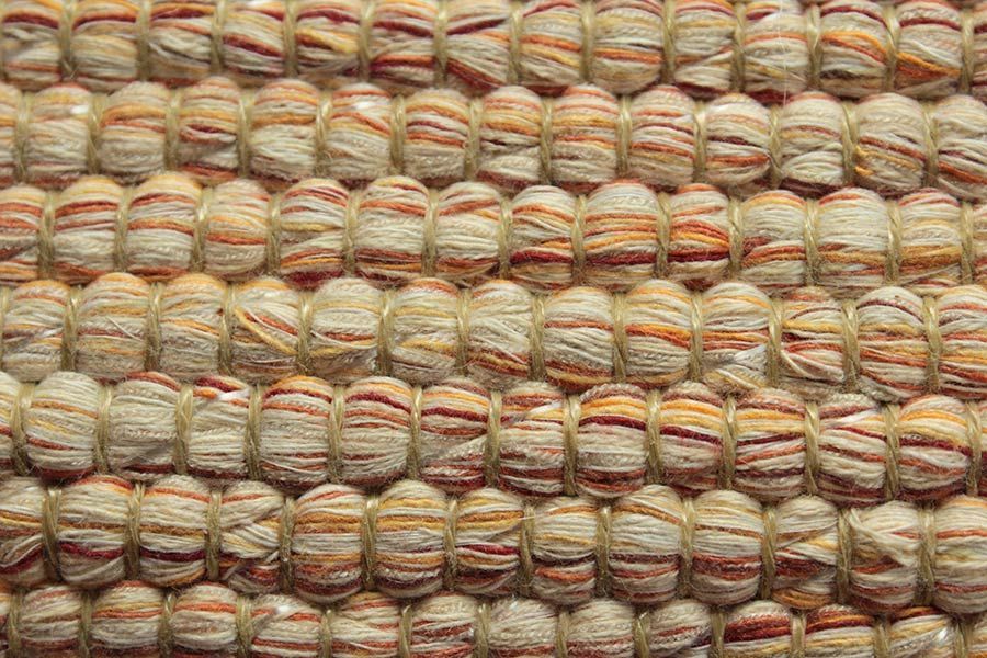 Eine Nahaufnahme eines Teppichs mit Streifenmuster.