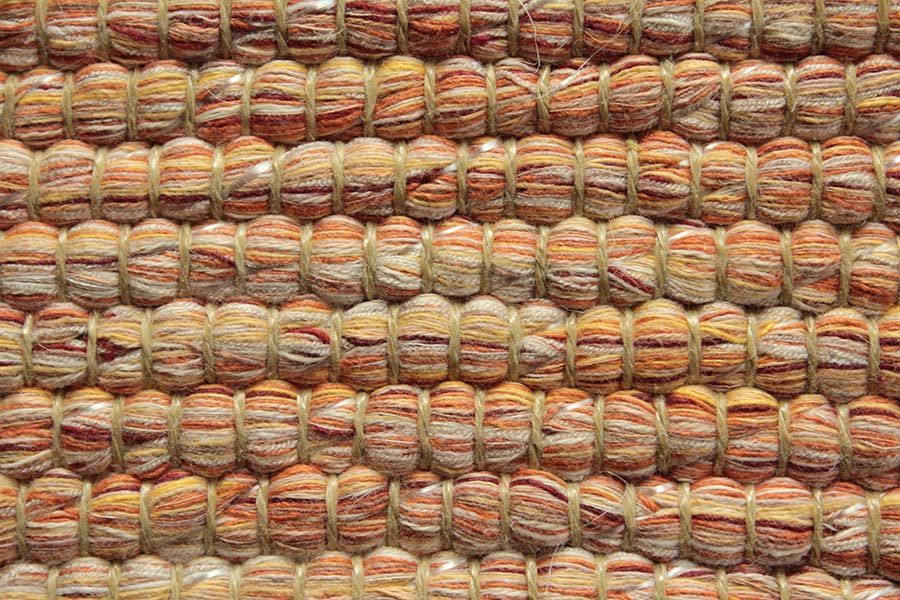 Eine Nahaufnahme eines Teppichs mit vielen Perlen darauf.