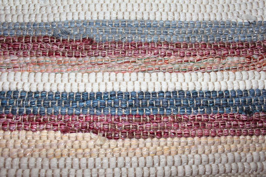 Eine Nahaufnahme eines Teppichs mit Streifenmuster