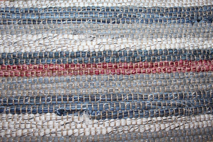 Eine Nahaufnahme eines blau-weiß-rot gestreiften Teppichs.