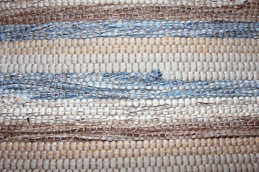 Eine Nahaufnahme eines Teppichs mit Streifenmuster