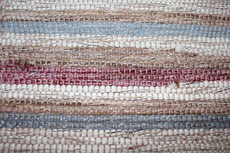 Eine Nahaufnahme eines Teppichs mit Streifenmuster.