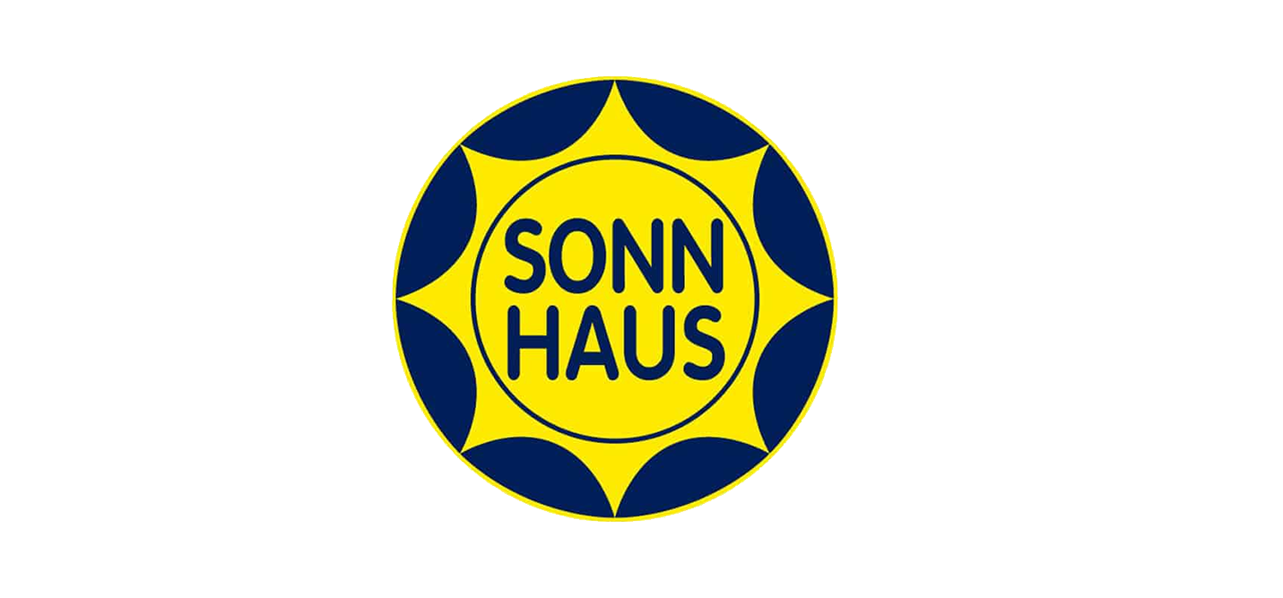 Das Sonn Haus-Logo ist ein gelb-blauer Kreis mit einer Sonne in der Mitte.